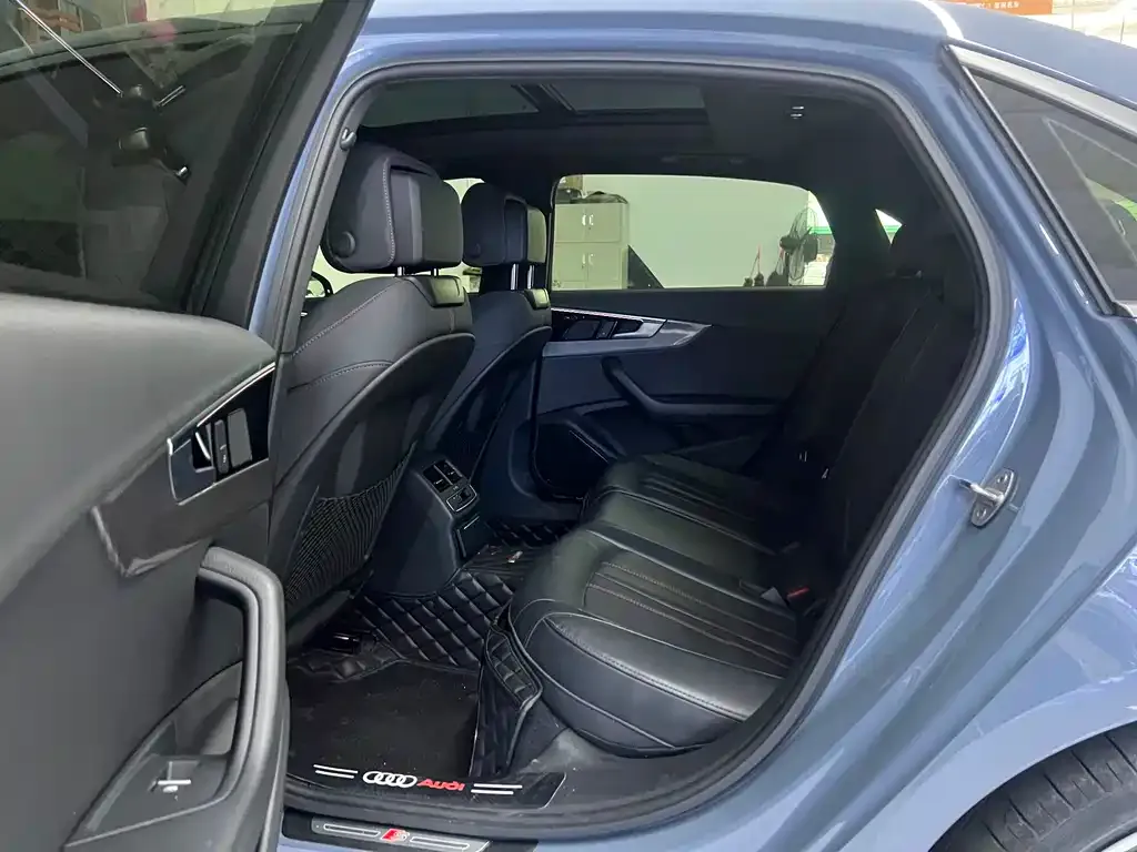 Audi A4L 2022 из CN, фото 2