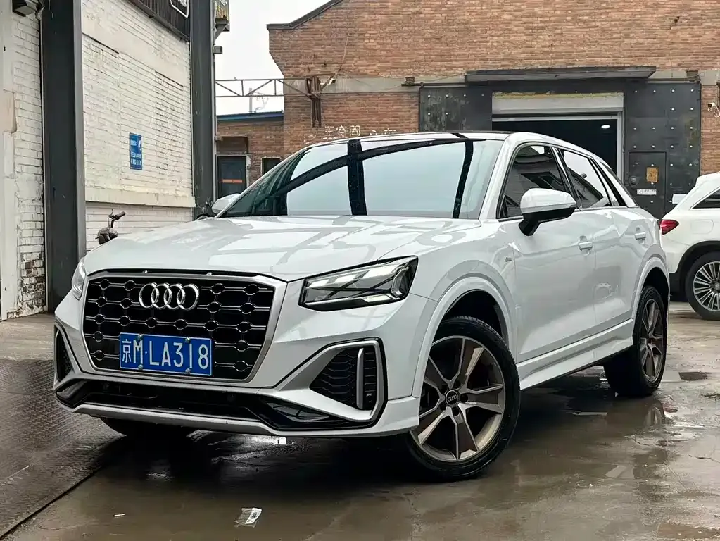 Audi Q2L — фото 1
