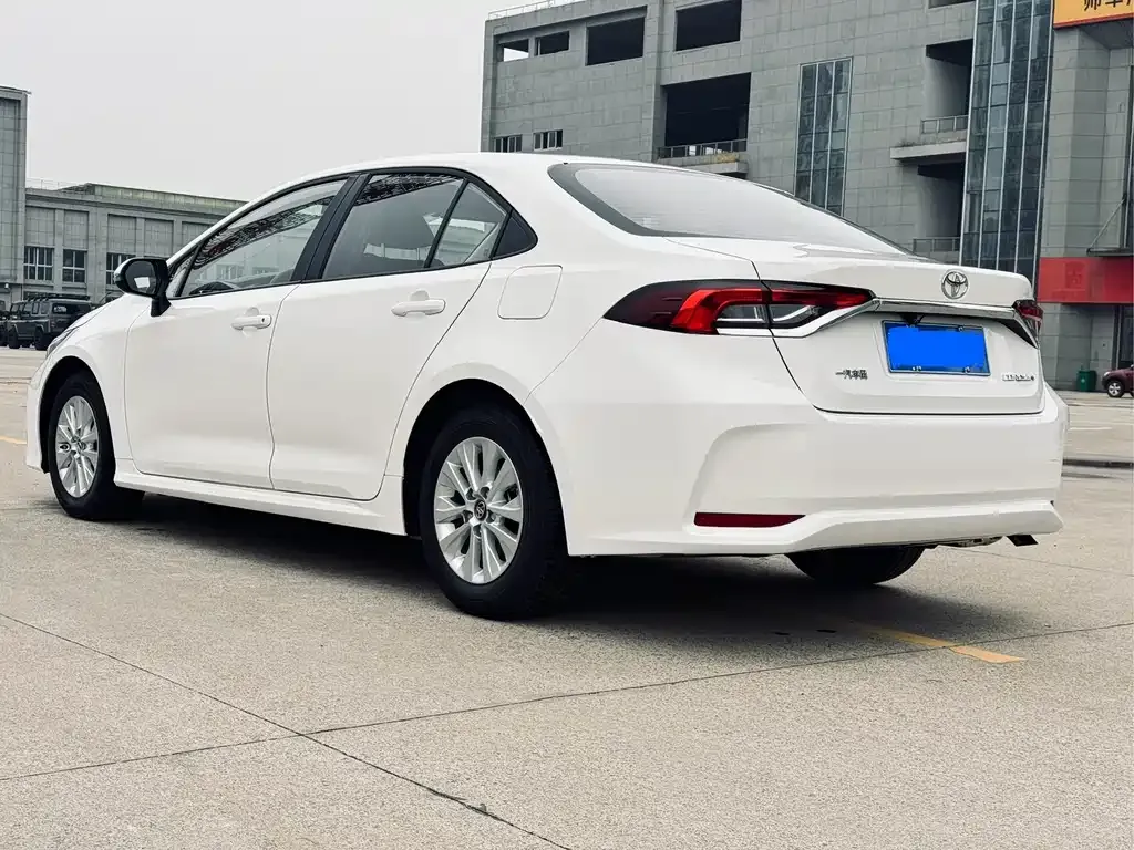 Toyota Corolla — фото 10
