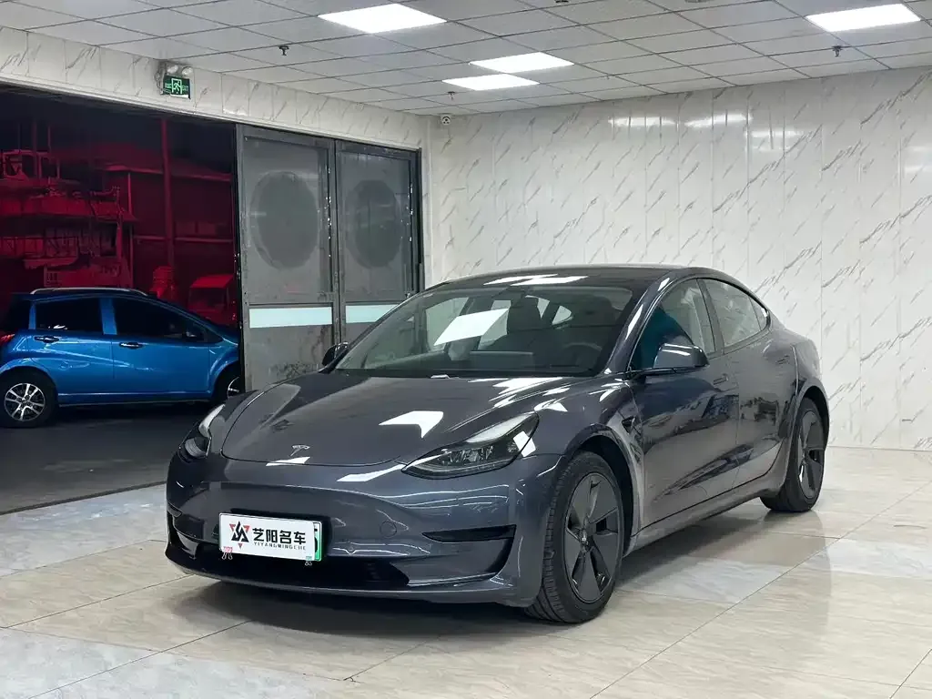 Tesla Model 3 — фото 1