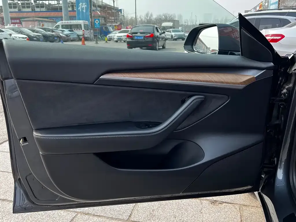 Tesla Model 3 — фото 3