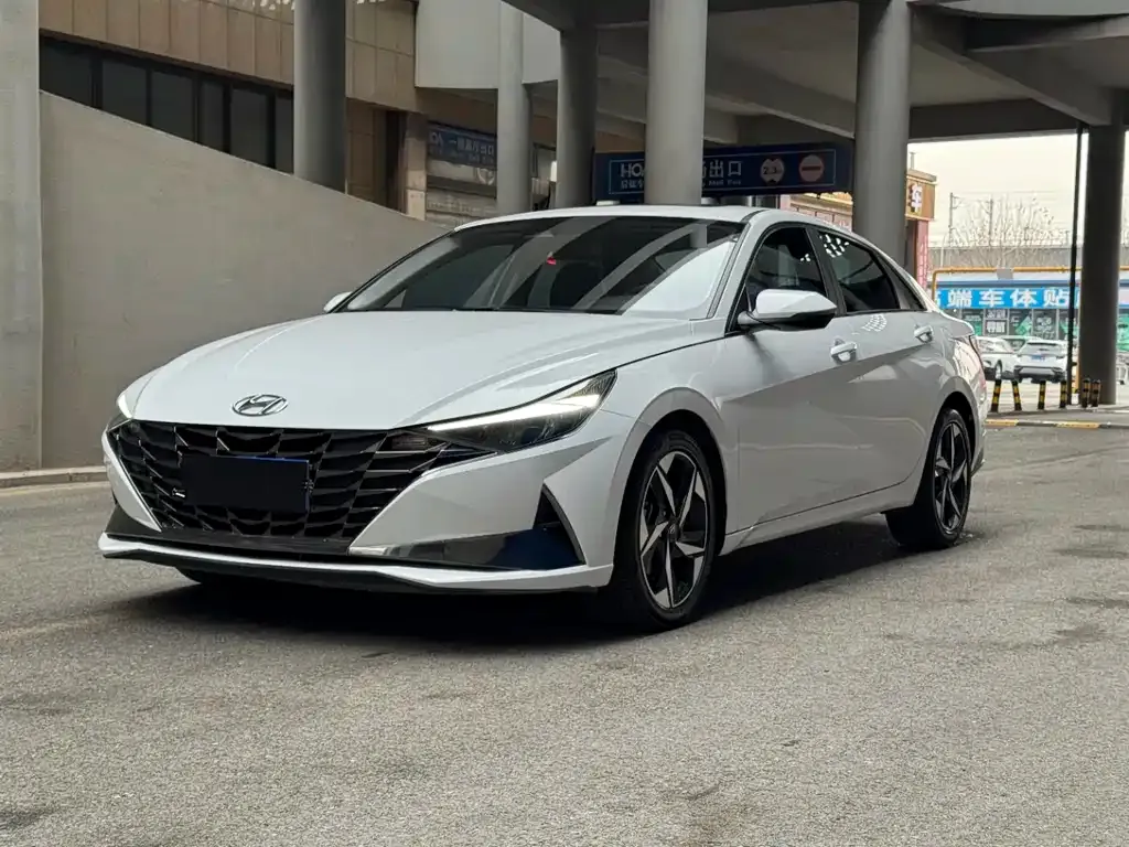 Hyundai Elantra — фото 1