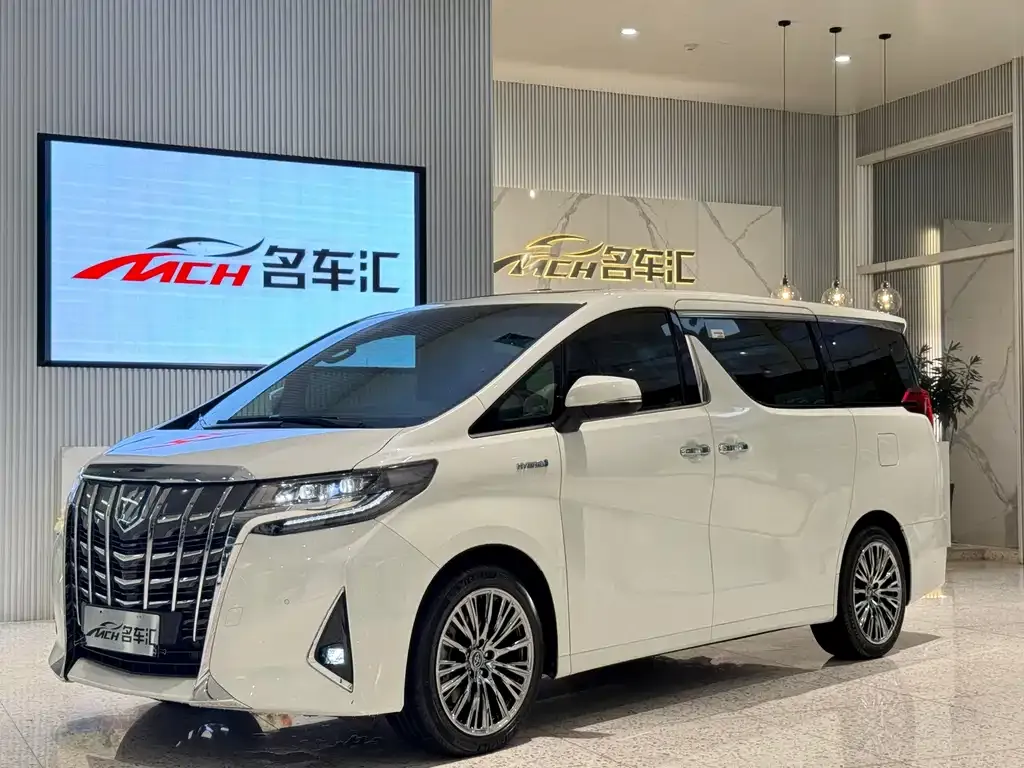 Toyota Alphard — фото 1