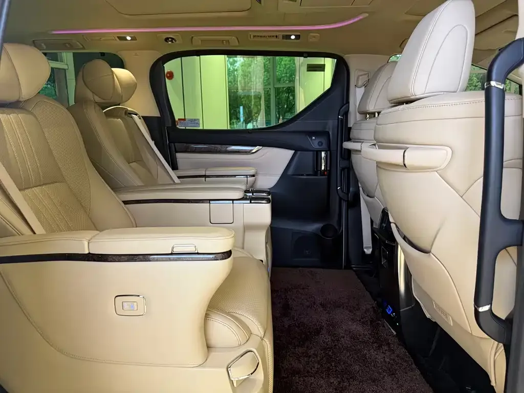 Toyota Alphard — фото 8
