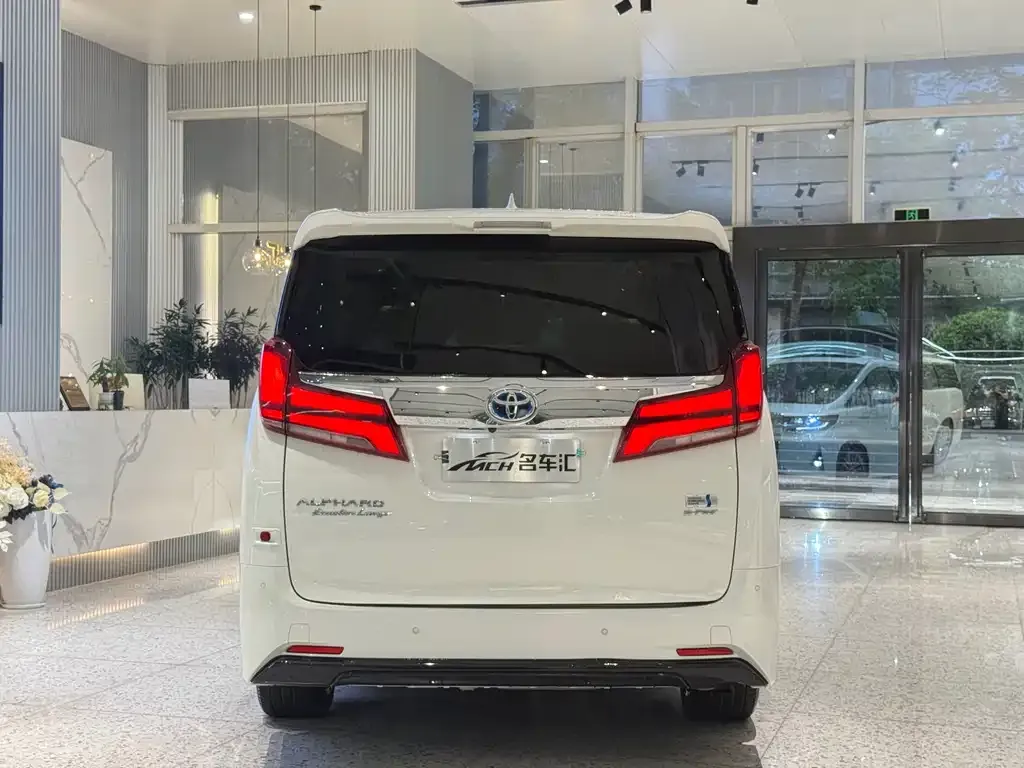 Toyota Alphard — фото 5