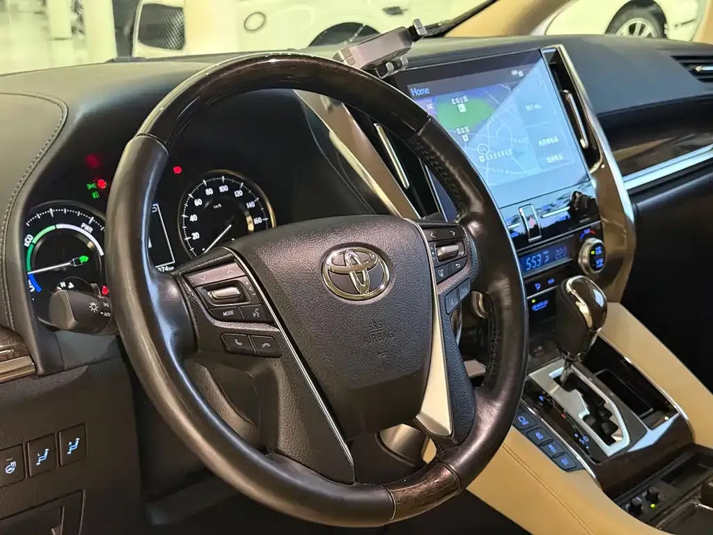 Toyota Alphard — фото 2