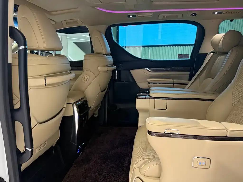 Toyota Alphard — фото 4