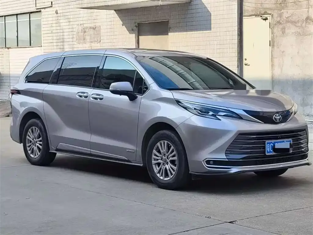 Toyota Sienna — фото 1