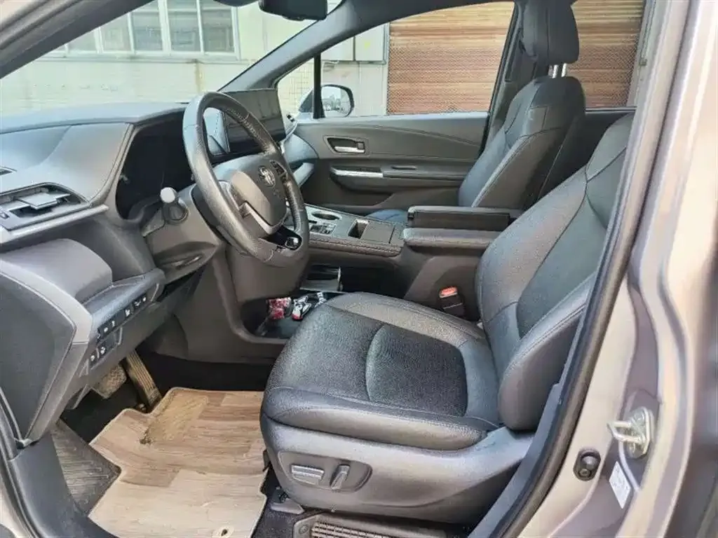 Toyota Sienna — фото 6