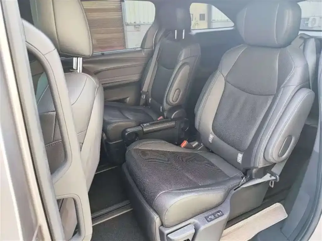 Toyota Sienna — фото 4