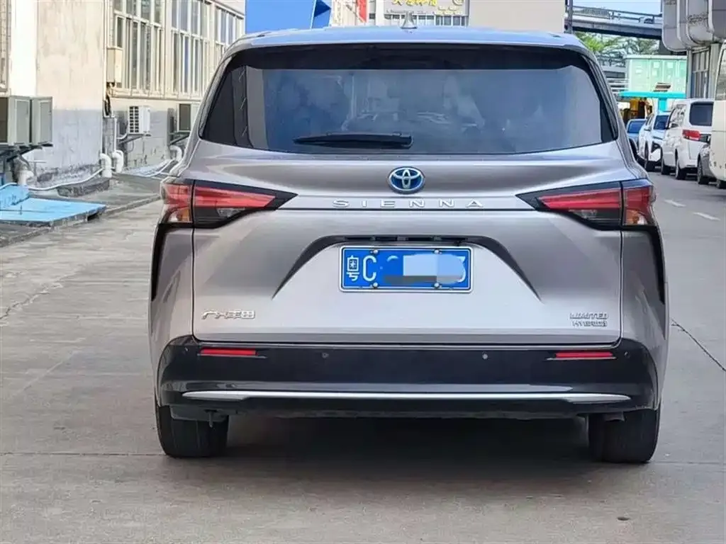 Toyota Sienna — фото 2