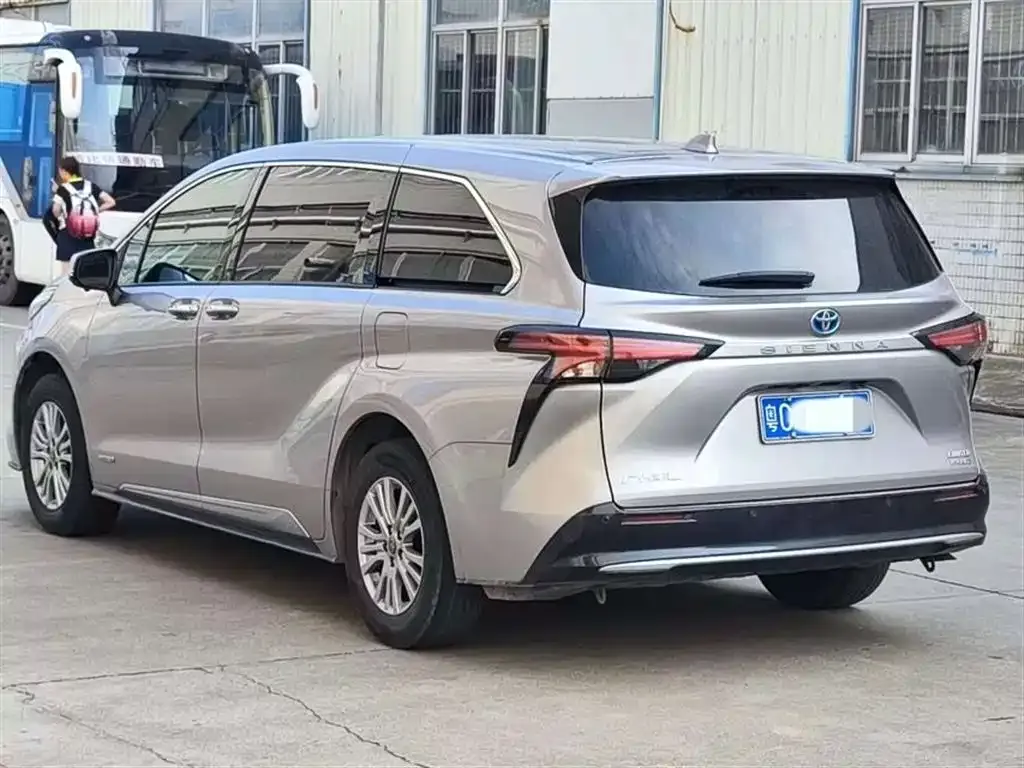 Toyota Sienna — фото 5