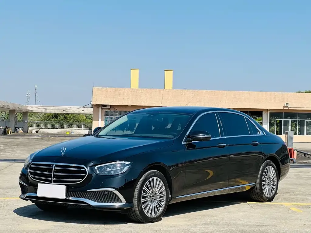 Mercedes-Benz E-Class — фото 1