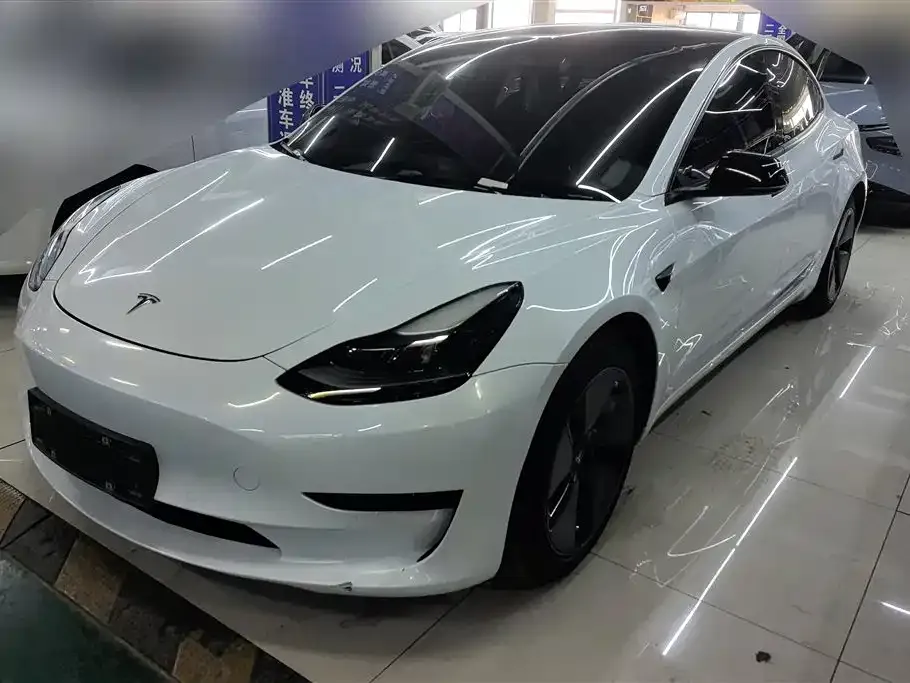 Tesla Model 3 — фото 1