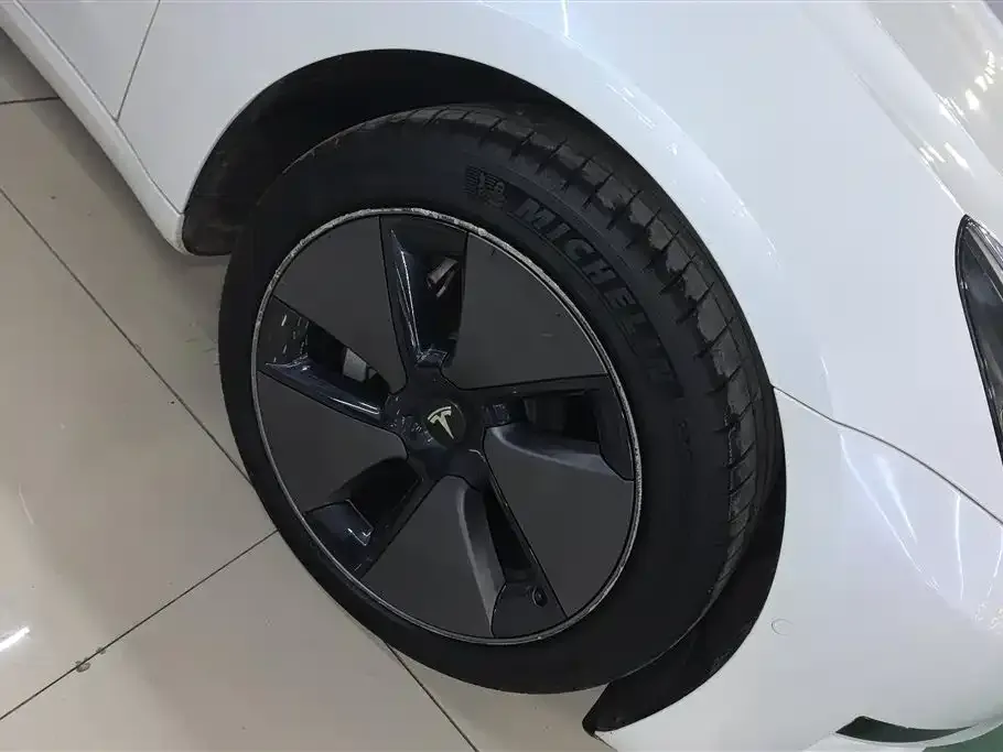 Tesla Model 3 — фото 5
