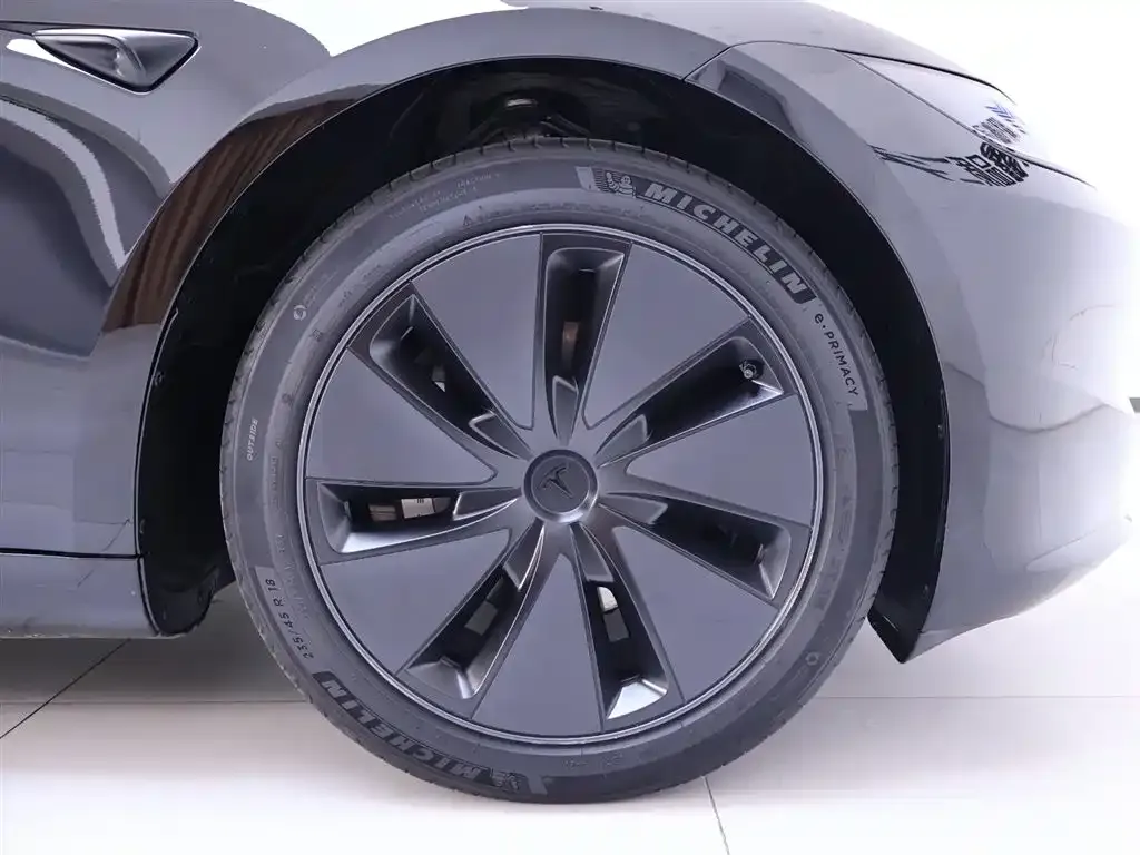 Tesla Model 3 — фото 10
