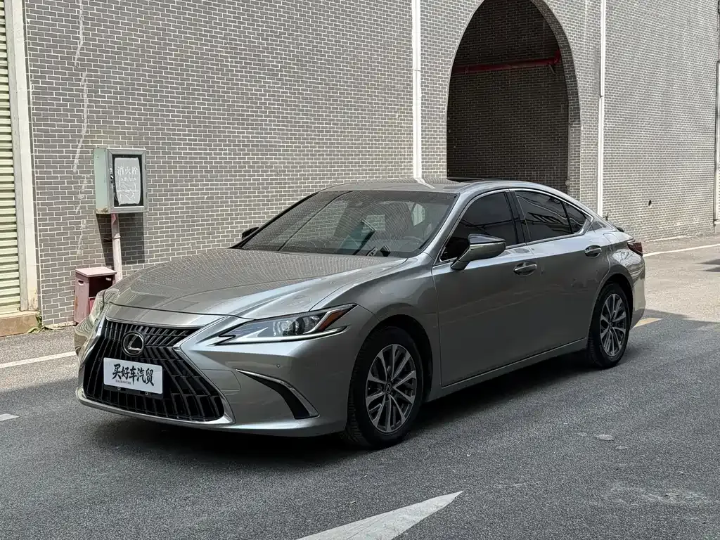 Lexus ES — фото 1