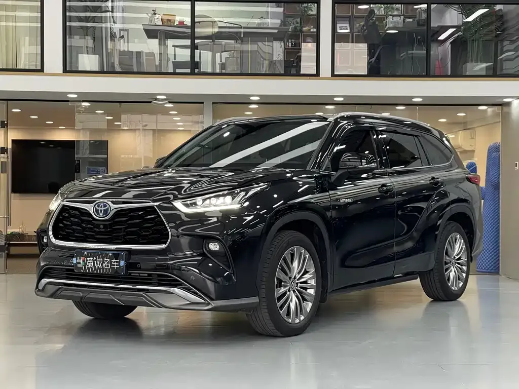 Toyota Highlander — фото 1