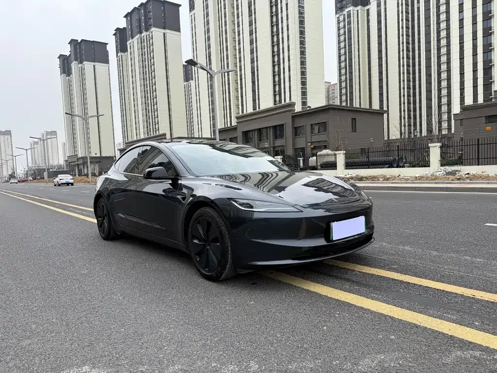 Tesla Model 3 — фото 1