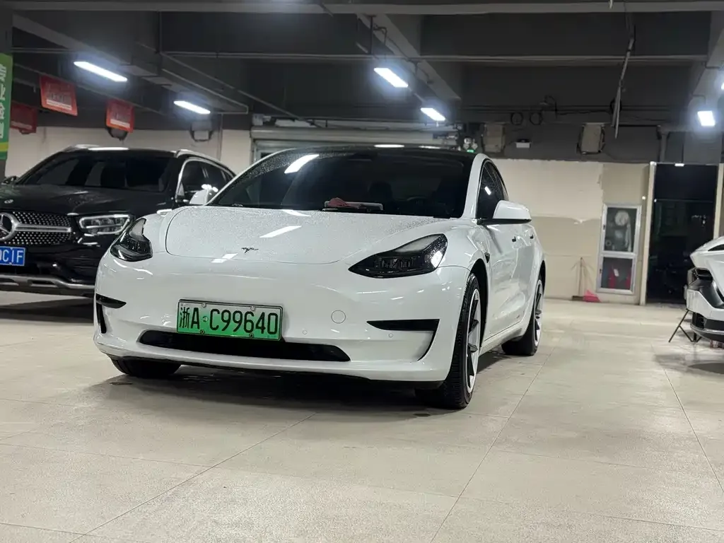 Tesla Model 3 — фото 1