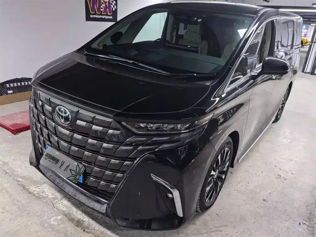 Toyota Alphard — фото 1