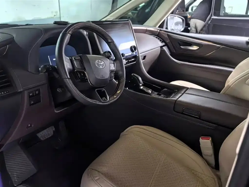 Toyota Alphard — фото 3