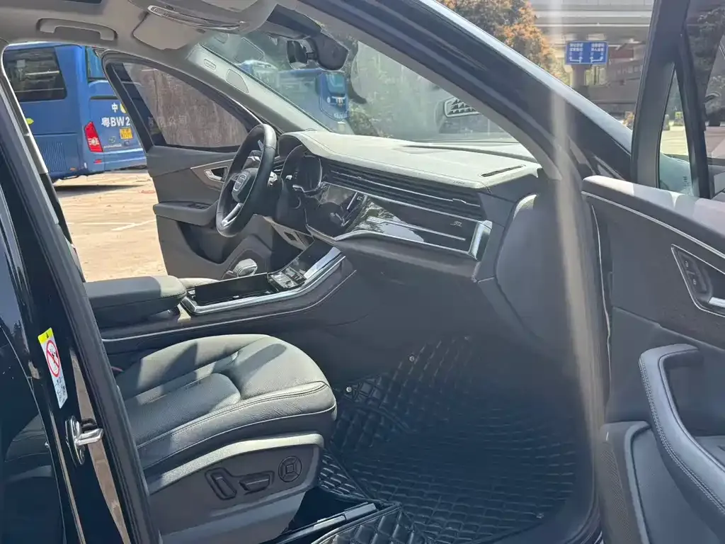 Audi Q7 2024 из CN, фото 4