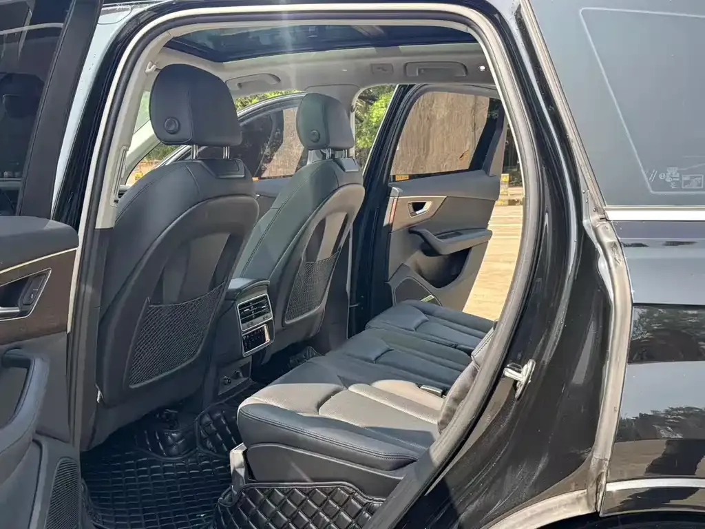 Audi Q7 2024 из CN, фото 7