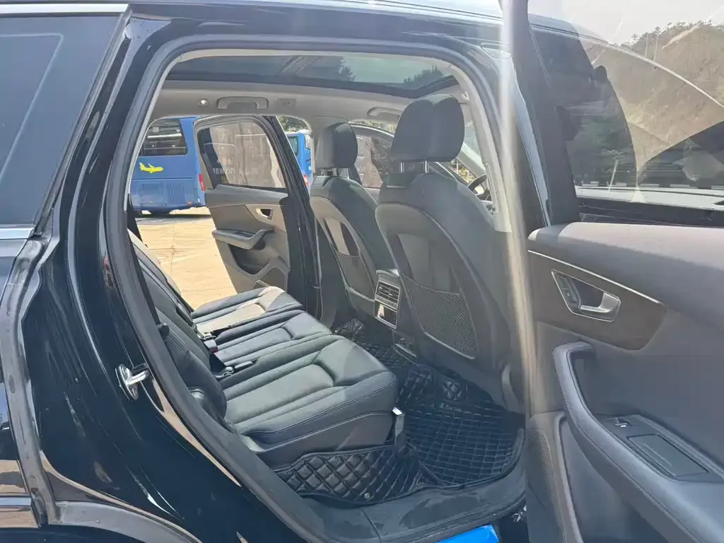 Audi Q7 2024 из CN, фото 3