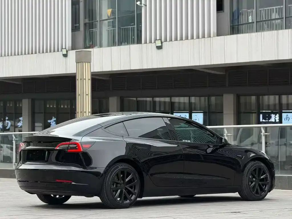 Tesla Model 3 — фото 9