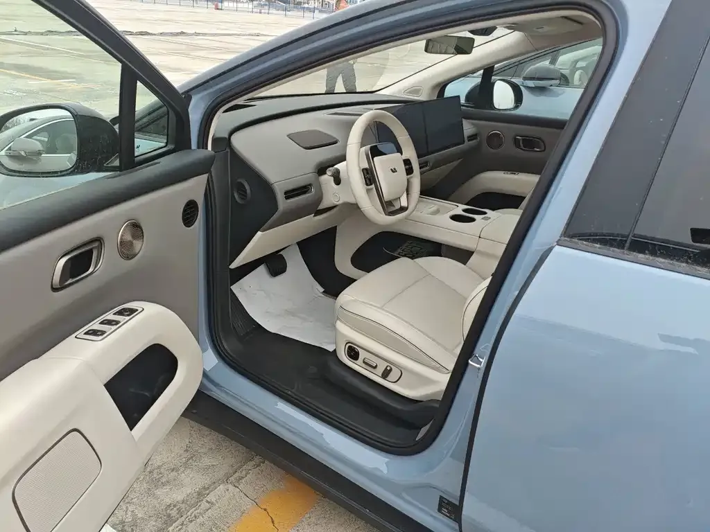 Li Auto i8 — фото 5
