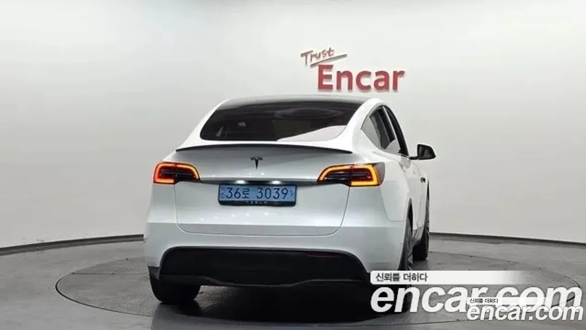 Tesla Model Y — фото 10