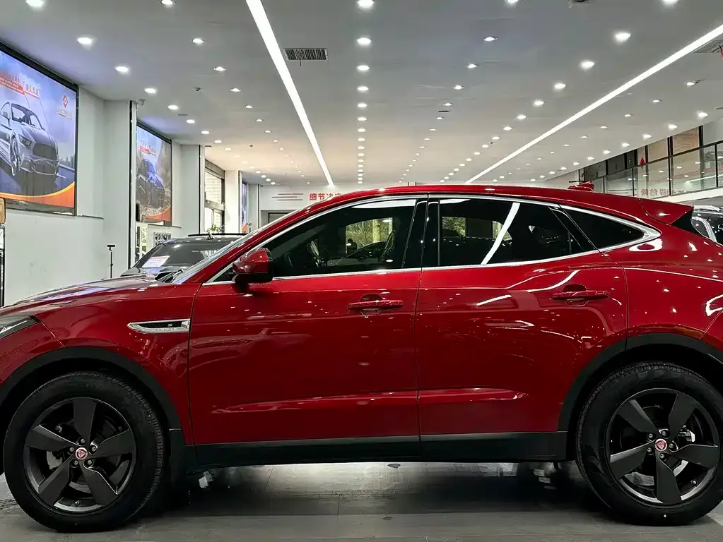 Jaguar E-PACE — фото 2