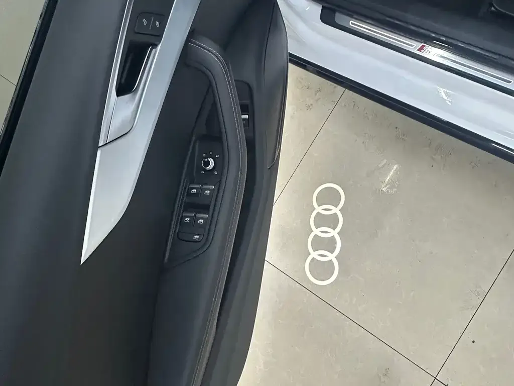 Audi A4L 2023 из CN, фото 2