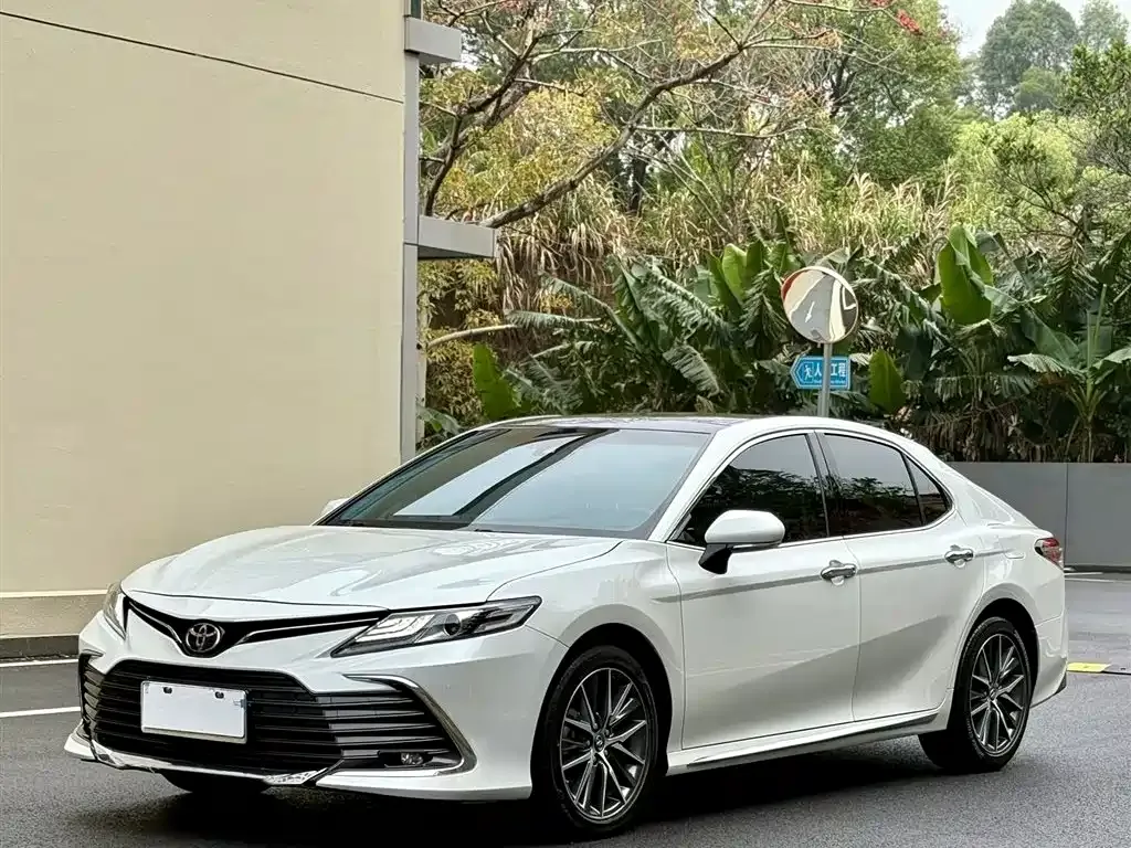 Toyota Camry — фото 1