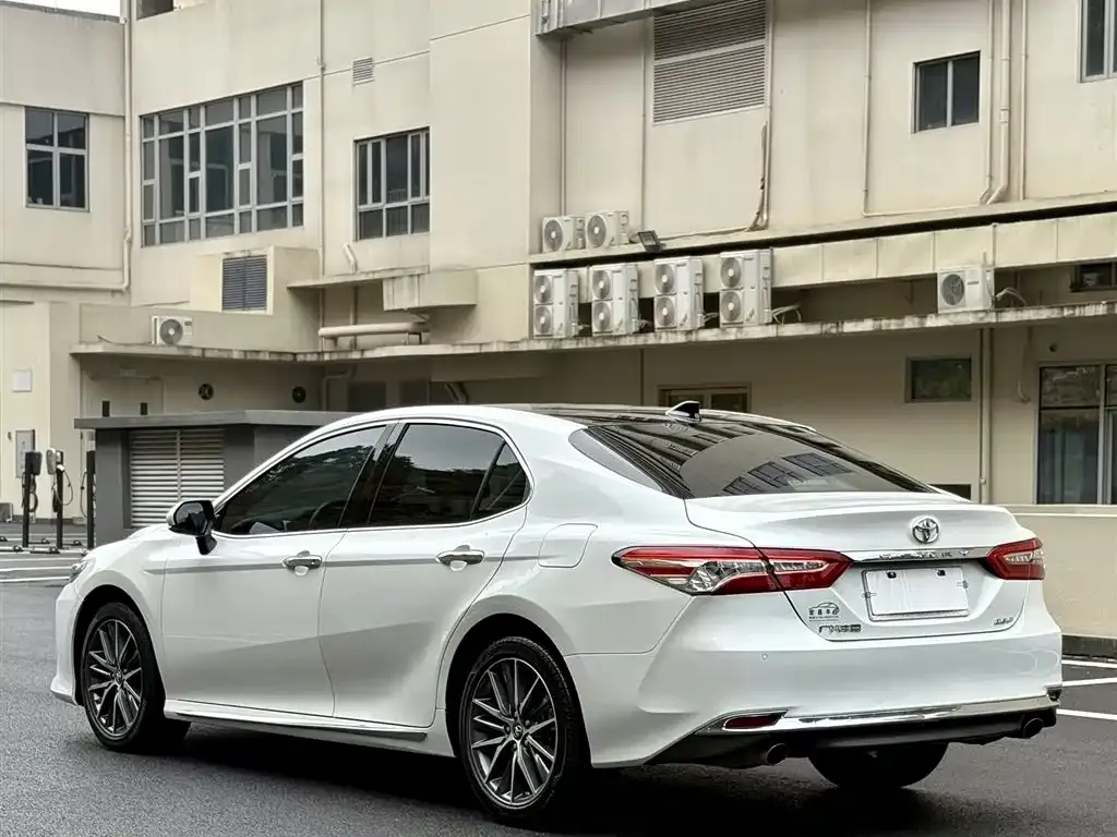 Toyota Camry — фото 5