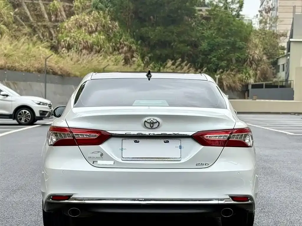 Toyota Camry — фото 2