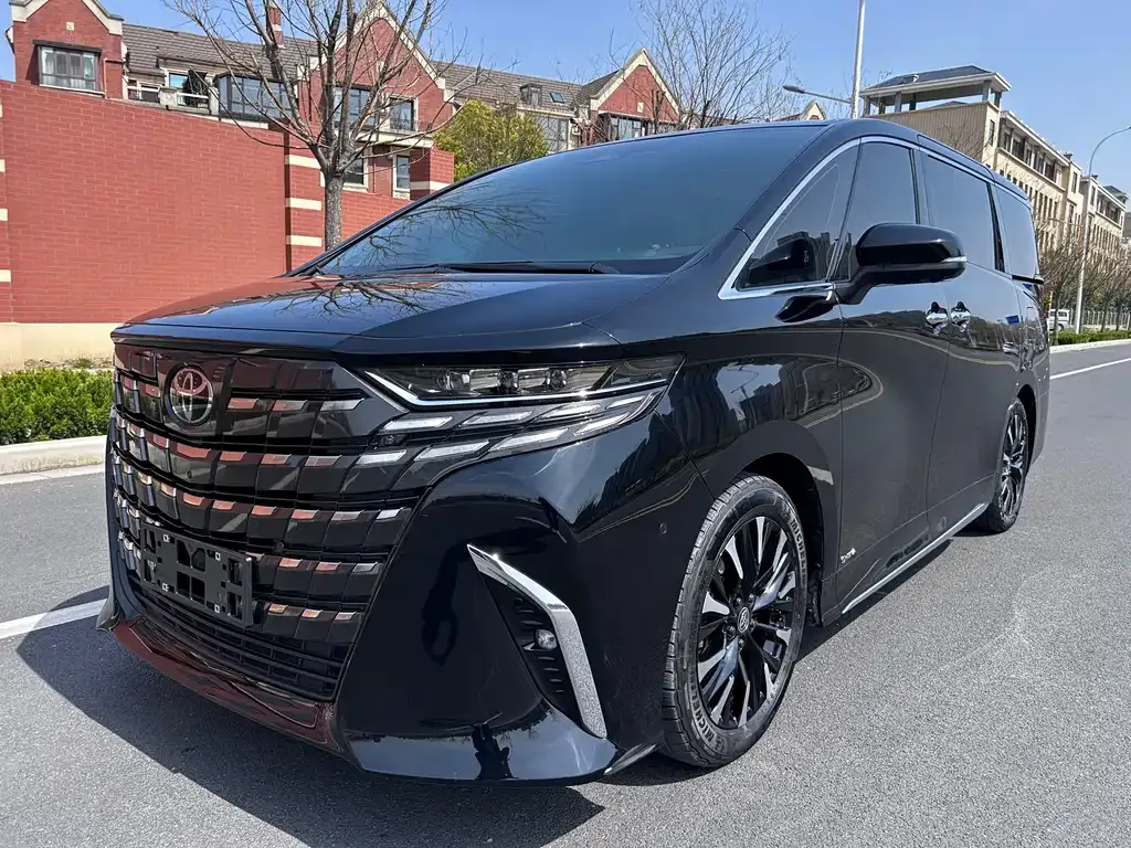 Toyota Alphard — фото 1