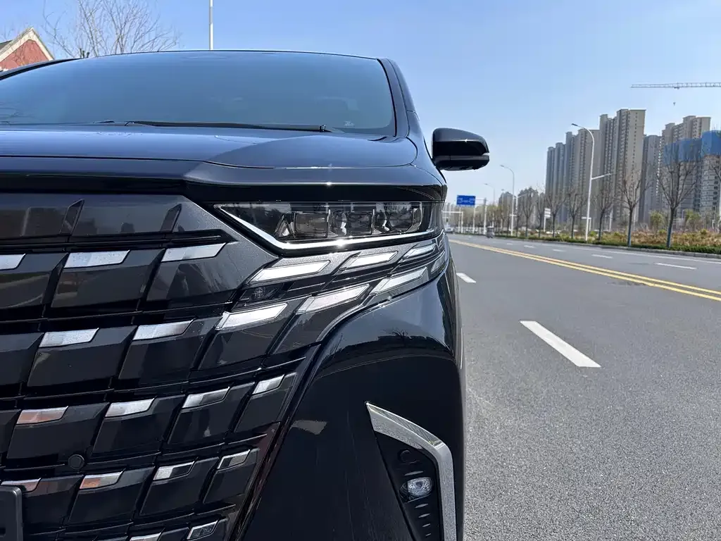 Toyota Alphard — фото 3
