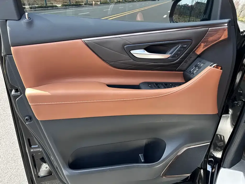 Toyota Alphard — фото 10