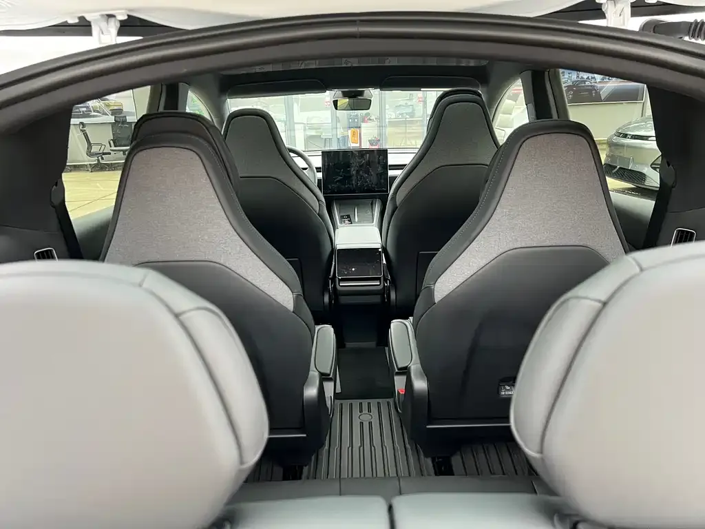 Tesla Model Y L — фото 10