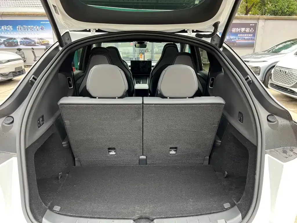 Tesla Model Y L — фото 4