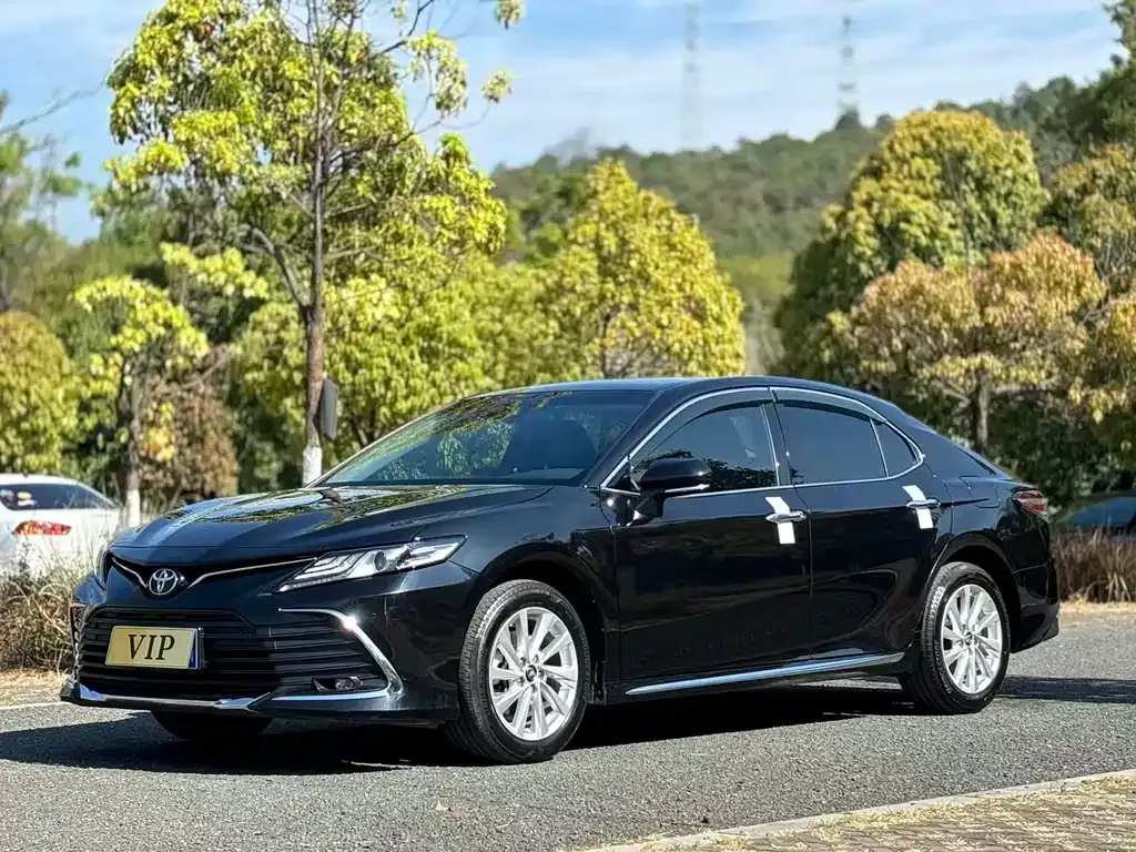 Toyota Camry — фото 1