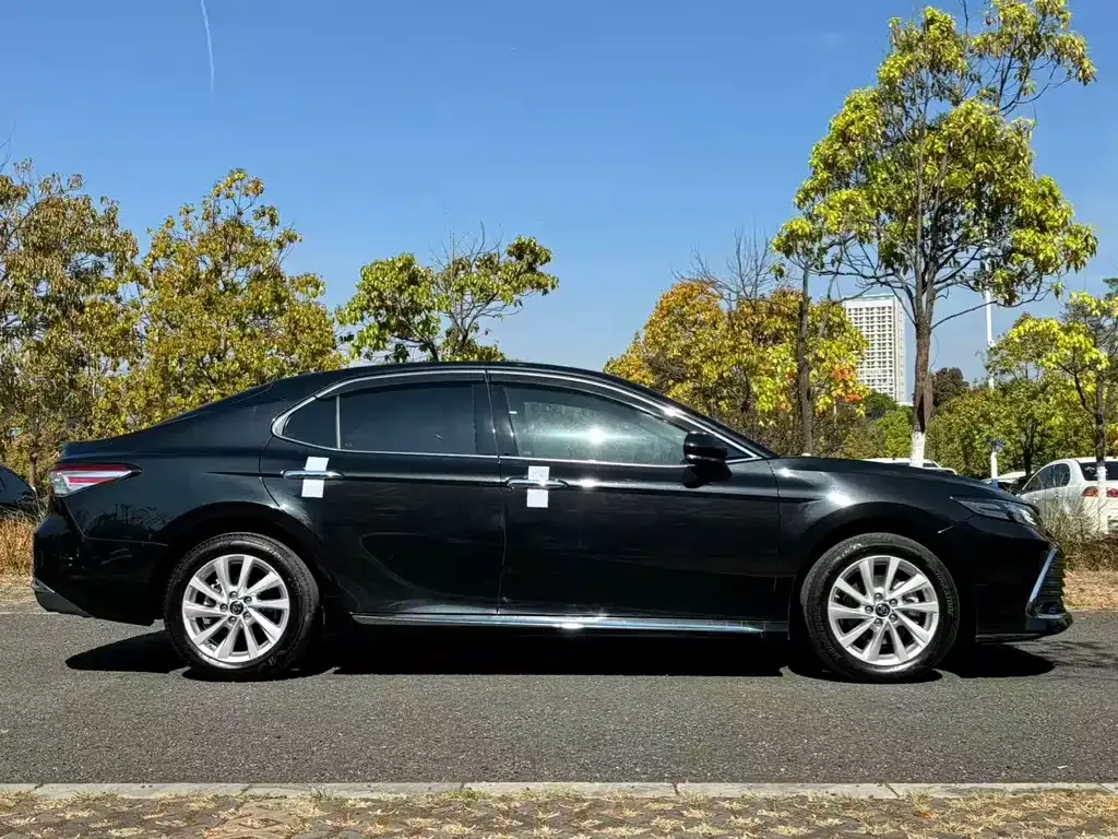 Toyota Camry — фото 2