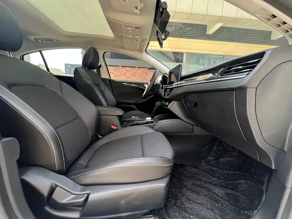 Ford Focus 2022 из CN, фото 9