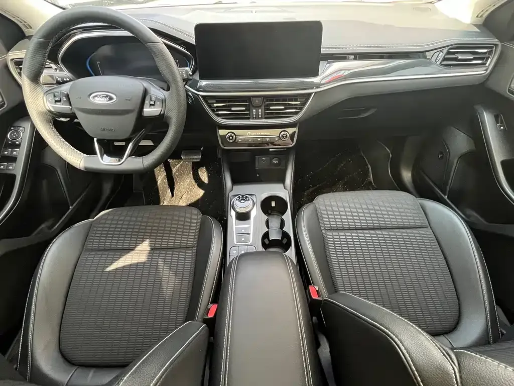 Ford Focus 2022 из CN, фото 2