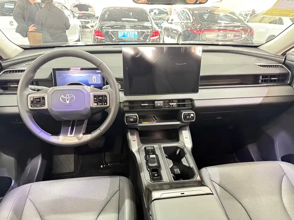 Toyota RAV4 — фото 10