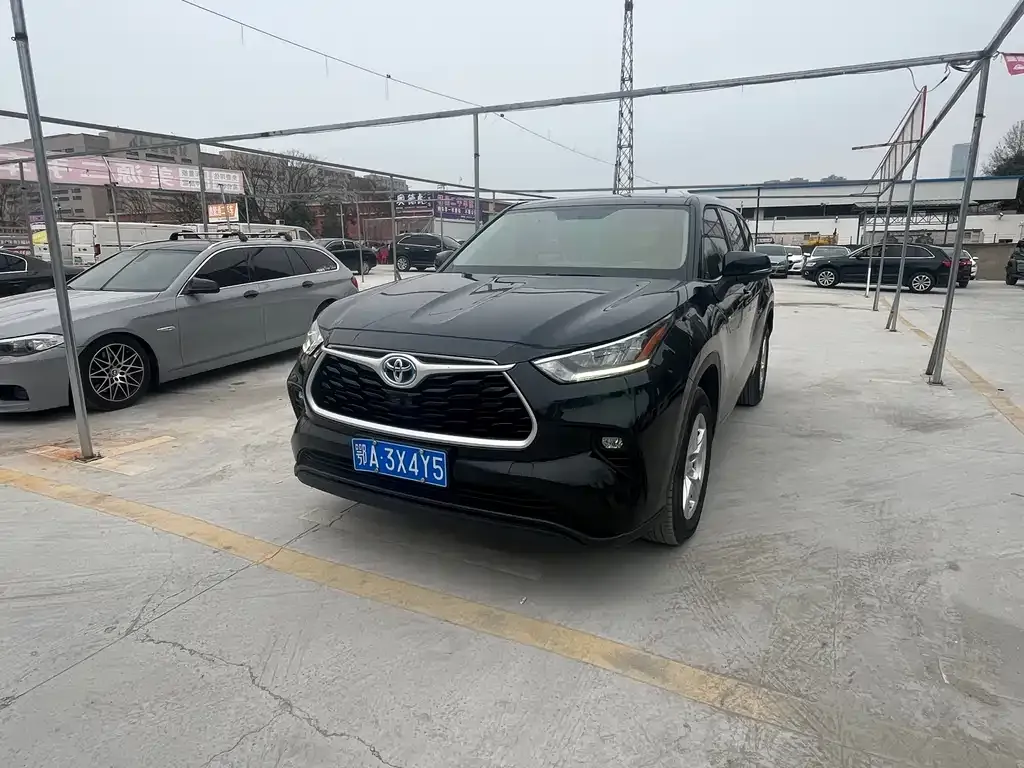 Toyota Highlander — фото 1