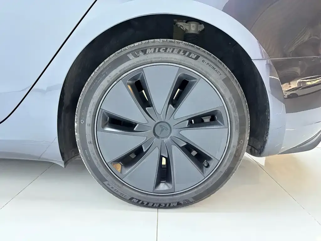 Tesla Model 3 — фото 3