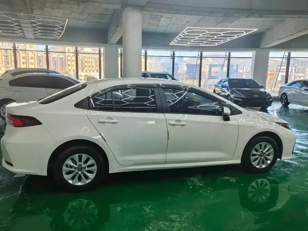 Toyota Corolla — фото 10